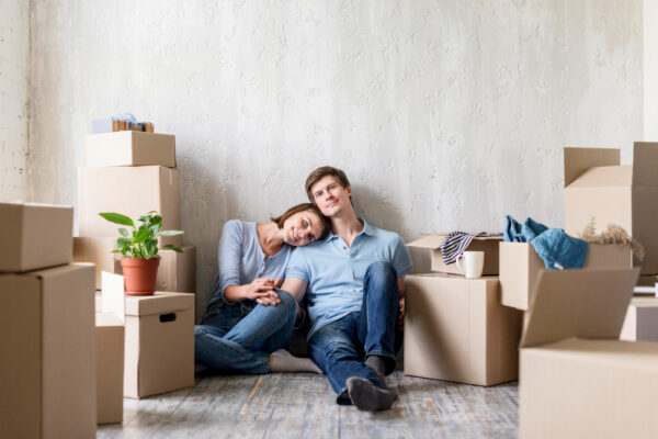 romantic-couple-enjoying-they-home-while-packing-move-out (1)